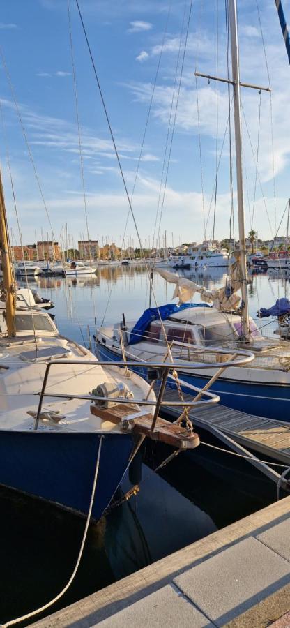 Location En Bord De A *